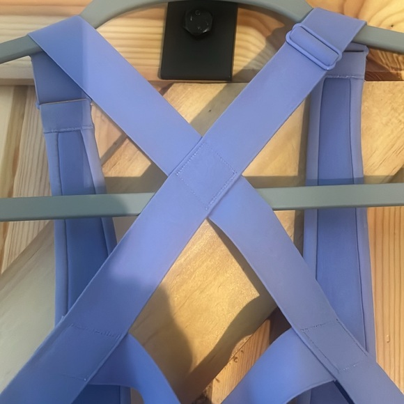 NWT Victoria Secret Sports Bra, Size 38D - Picture 5 of 7